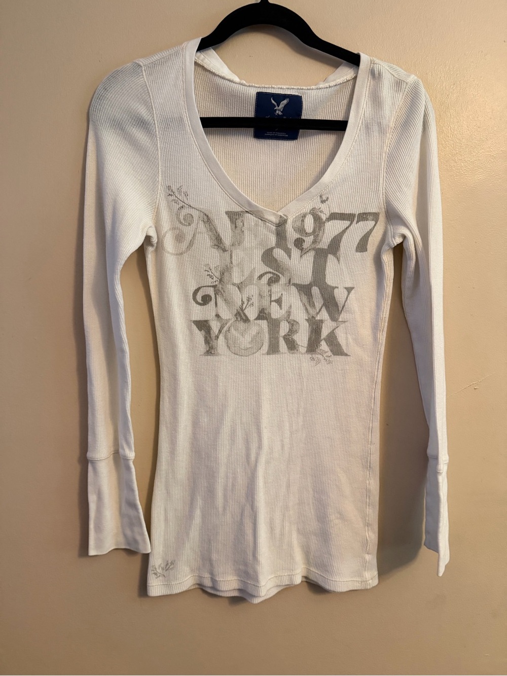 American Eagle Outfitters White Long-Sleeve V‑Neck Graphic Tee